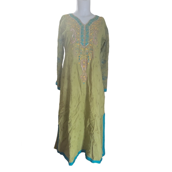 Beautiful dress - Picture 1 of 5